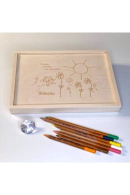 Gravírozott fa díszdoboz virágos-napos grafikával Maxi Táblácskához
