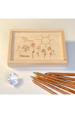 Gravírozott fa díszdoboz virágos-napos grafikával Tenyérnyi Táblácskához