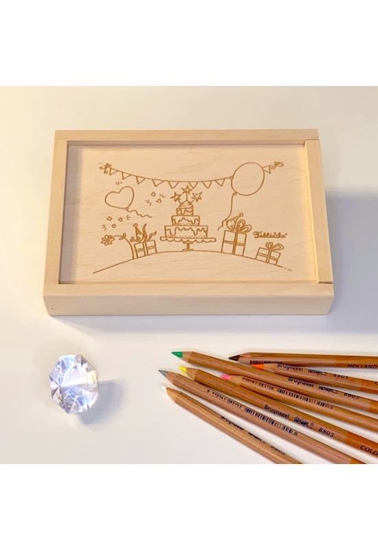 Gravírozott fa díszdoboz szülinapos grafikával Tenyérnyi Táblácskához