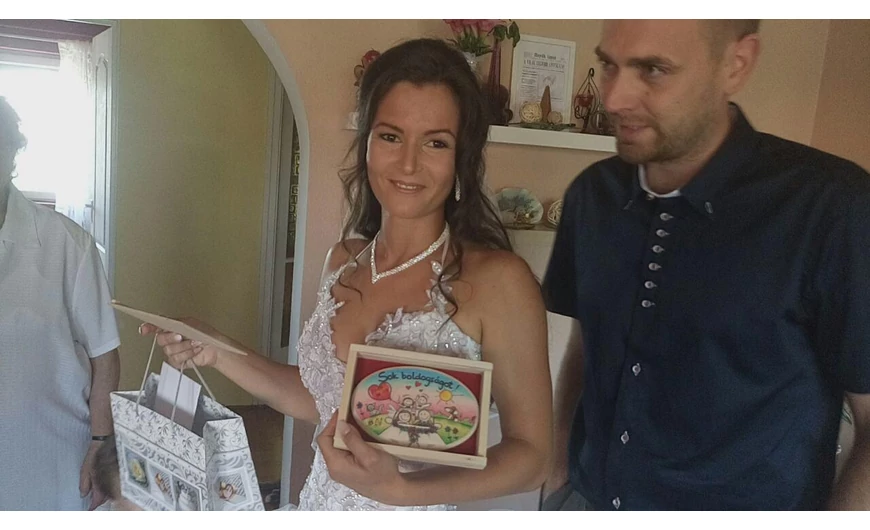 A megajándékozott pár örült neki
